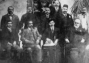 محمد علي جناح، جالساً، الثالث من اليسار، كان مدعوماً من حلف لكنو، والذي، في عام 1916، أنهى خلافاً ثلاثياً بين المتشددين، المعتدلين، والرابطة.