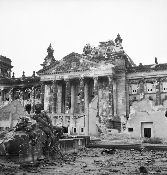 ملف:Reichstag after the allied bombing of Berlin.jpg