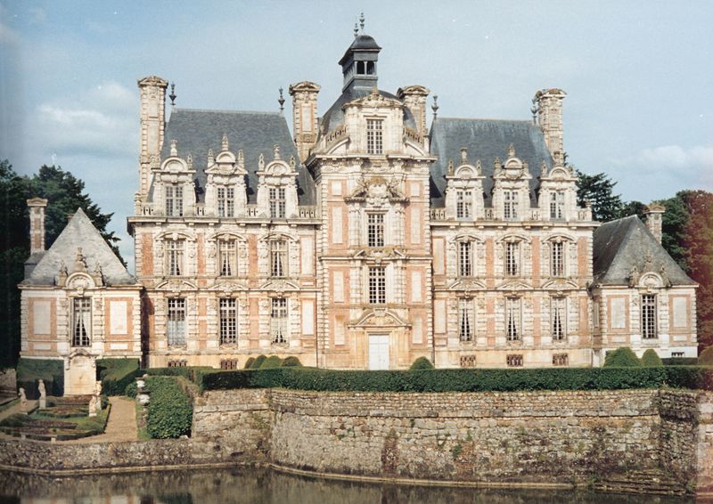 ملف:Chateau de Beaumesnil.jpg