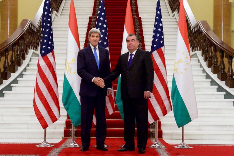 ملف:Secretary Kerry Shakes Hands With Tajikistan President Rahmon at the Palace of Nations in Dushanbe, Tajikistan (22744838565).jpg
