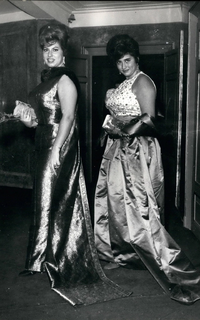 إرما كابيتشى مينوتولو (يسار) مع أختها في أبريل 1963، وهي على وشك الزواج من فاروق.
