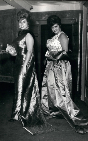 إرما كابيتشى مينوتولو (يسار) مع اختها في ابريل 1963، وهي على وشك الزواج من فاروق.