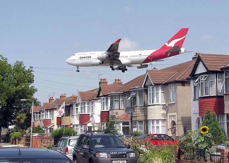 ملف:Qantas b747 over houses arp.jpg
