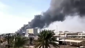 الدخان يتصاعد من مطار أبو ظبي، 17 يناير 2022.png