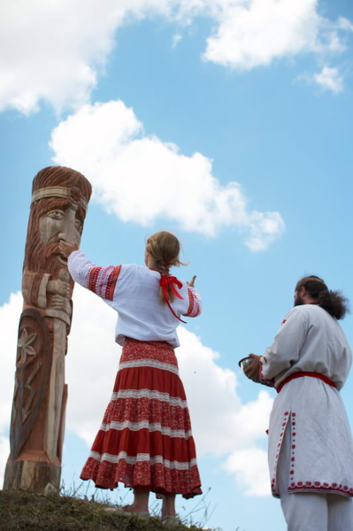 ملف:Ukrainian Rodnovers worshipping Perun in Ternopil Oblast, Ukraine.png