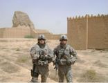 جنديان أمريكيان يلتقطان صورة للذكرى في عام 2008.