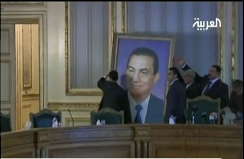 ملف:ازالة صورة مبارك من مبنى رئاسة الوزراء 13 فبراير 2011.jpg