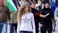 عهد التميمي في مظاهرة مناهضة للاحتلال الإسرائيلي. تظهر شقيقتها ووالدتها على يمين الصورة.