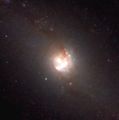 صورة للمجرة مسييه 83 للأشعة تحت الحمراء (تبين المناطق الساخنة والغبار)، بتصريح من ESO.]]