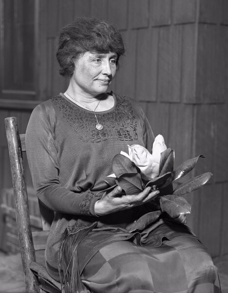 ملف:Helen Keller circa 1920 - restored.jpg