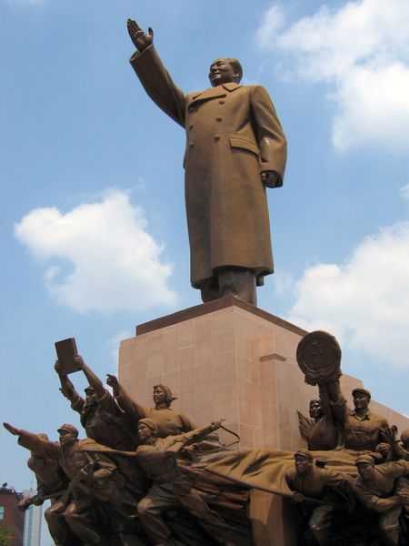 ملف:Mao Statue at Zhong Shan Guang Chang.jpg