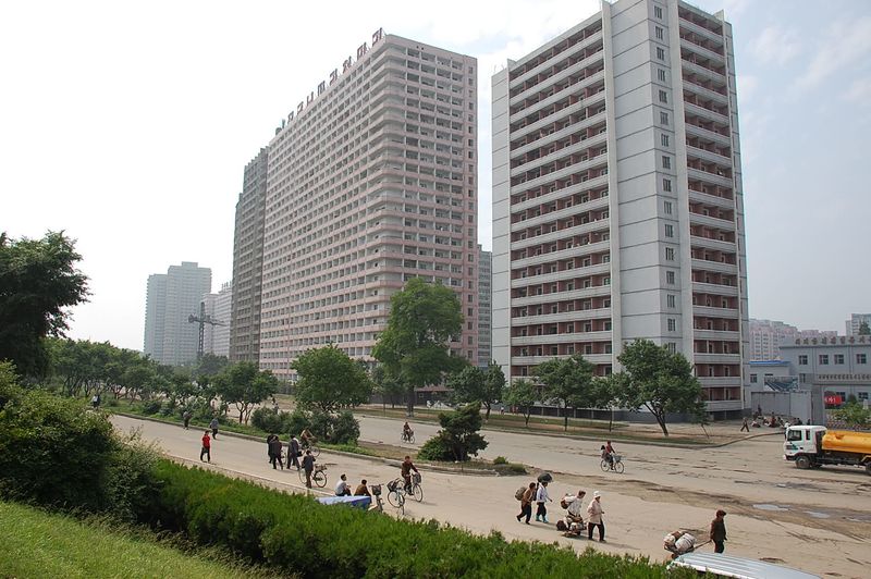 ملف:North Korea-Pyongyang-Buildings and passengers-01.jpg