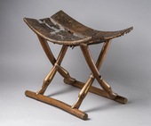 كرسي خشبي بأرجل على شكل حرف X.