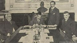 President Brás signs a declaration of war against the Central Powers in October 1917. At his side, the former president and then Minister of Foreign Affairs, Nilo Peçanha, and the governor of Minas Gerais and future president of the Republic, Delfim Moreira.