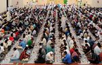 مسلمون يتناولون إفطار رمضان في مسجد في جدة على ساحل البحر الأحمر، 23 أغسطس 2009.