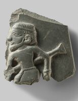 شظية من پاليتة مراسمية تصور رجلاً ونوع من العصي، حوالي 3200–3100 ق.م.