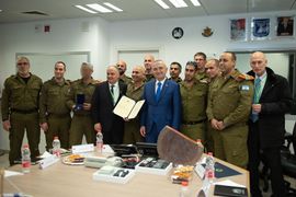 إلير ميتا يقد ميدالية النسر الذهبية لوحدة الإغاثة الوطنية التابعة لقوات الدفاع الإسرائيلي