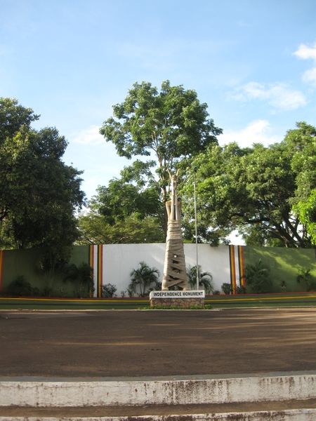 ملف:Independence Monument (Kampala) 02.JPG