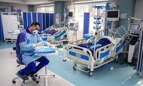 مرضى في مستشفى في طهران، إيران.