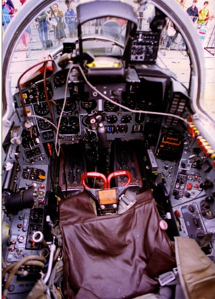 ملف:MiG-29 cockpit 3.jpg