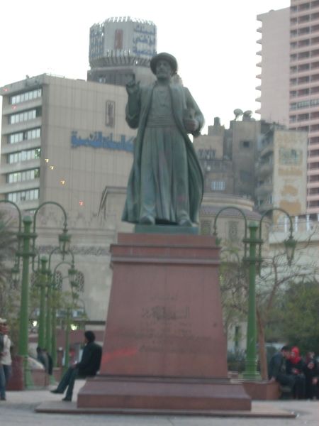 ملف:Omar Makram Statue near Omar Makram Mosque - Tahrir square - Cairo.jpg
