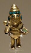 صافرة موتشيكية ذهبية ذات لون الفيروزي تصور محاربًا، 1-800م، متحف لاركو، ليما.
