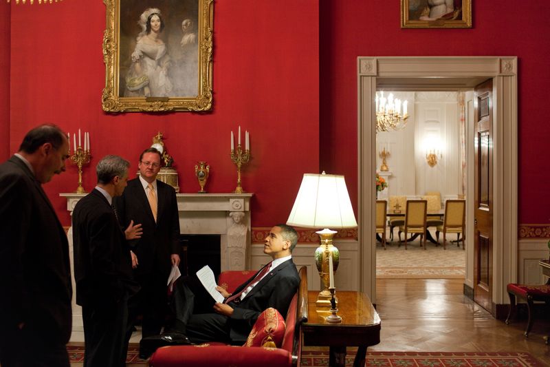 ملف:Barack Obama and his staff in the Red Room.jpg