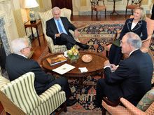 نتانياهو برفقة محمد عباس، هيلاري كلينتون، جورج ميتشل في بداية المحادثات المباشرة في 2 سبتمبر 2010.