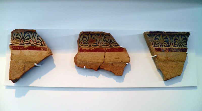 ملف:Fragment of painted roof tiles (raking, simas, pan-tiles), Archaeological Museum, Pella (6919206262).jpg