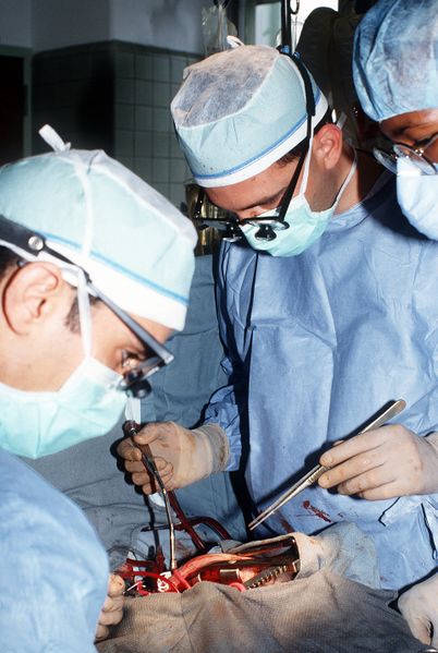 ملف:Surgeon operating, Fitzsimons Army Medical Center, circa 1990.JPEG