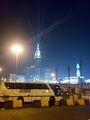صورة ليلية يظهر فيها برج ساعة مكة في الوسط