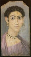تصوير لامرأة بشعر مجعد، ترتدي خيتون بنفسجي وعباءة وقرط متدلي. المتحف البريطاني.