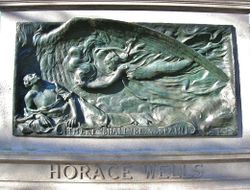 نصب دفن هوراس ولز (1909)، مقبرة سيدر هل، هارتفورد، كنتيكت، (المثـّال: Louis Potter).