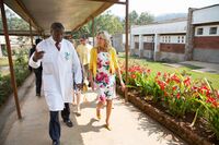 بايدن تلتقي الدكتور الكونغولي دنيس موكوگى في بوكاڤو، 2014.