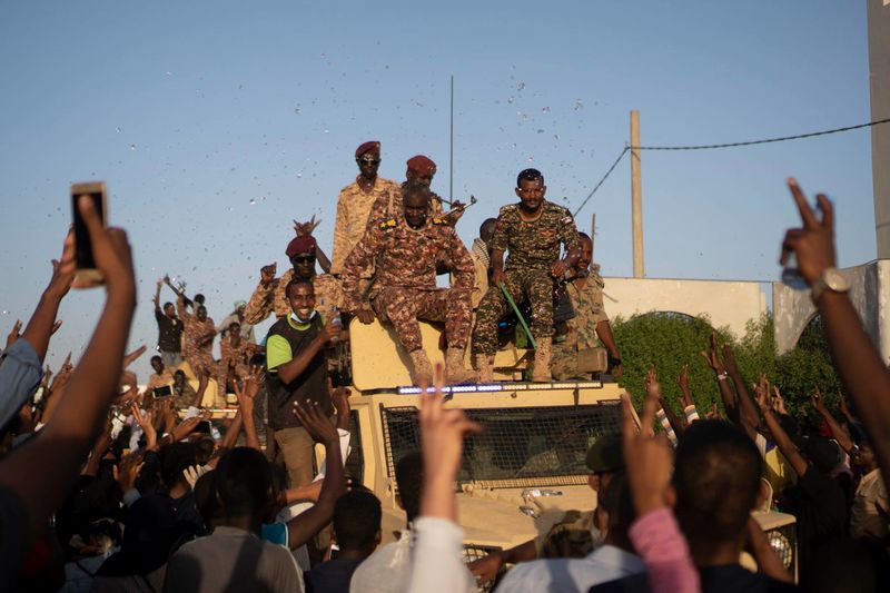 ملف:Sudanese protestors greeting sudanese army.jpg