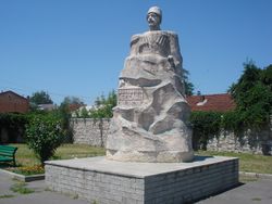 تمثال يمجد مؤسس المدينة، طلعت بيسلان
