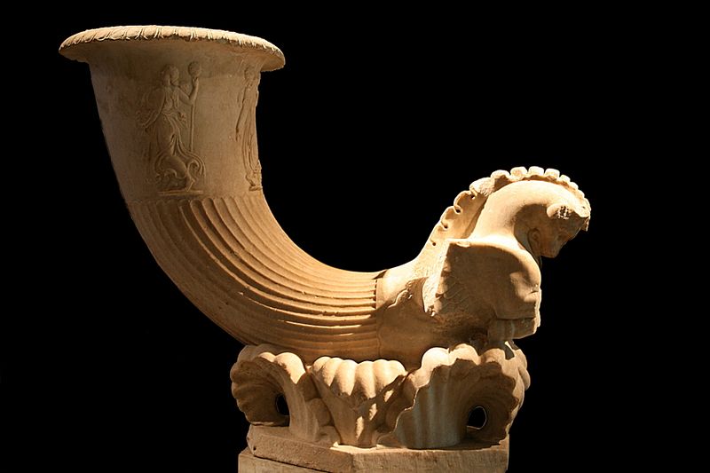 ملف:0 Fontaine en forme de corne à boire (rhyton) - Musei Capitolini.JPG