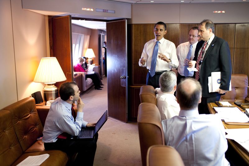 ملف:Barack Obama meets his staff in Air Force One Conference Room.jpg