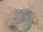 حجر من وادي فينان يحتوي على خام النحاس.