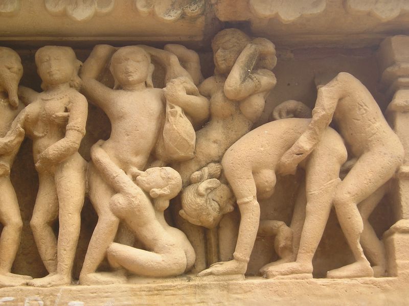 ملف:Khajuraho-Lakshmana Temple erotic detal1.JPG