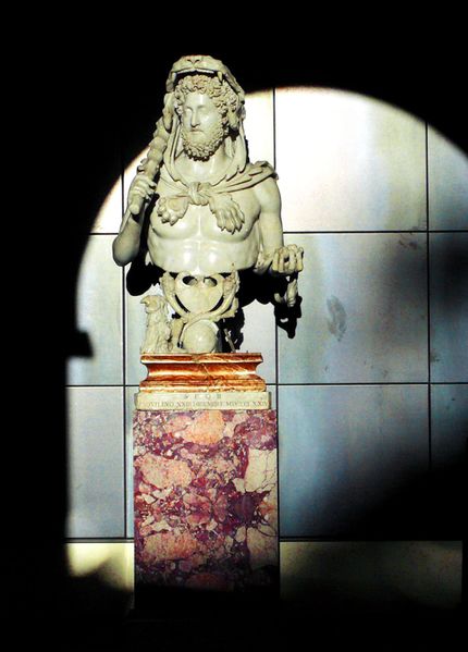 ملف:Bust of commodus hercules.JPG