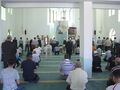 الصلاة في مسجد في أوبيليتش.