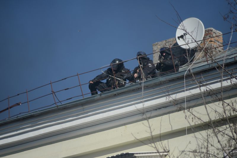 ملف:Snipers seen on the roof. Clashes in Ukraine, Kyiv. Events of February 18, 2014.jpg