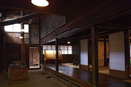 Shoji in a machiya (merchant's house). Light from full-height tōriniwa (通り庭code: ja is deprecated , atrium/kitchen) enters the lateral tatami rooms.
