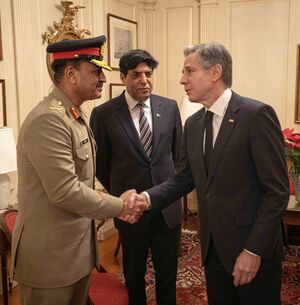 أنتوني بلنكن وزير الخارجية الأمريكية مع عاصم منير رئيس الأركان الباكستاني (واشنطن 15 ديسمبر 2023)