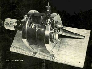 أول أنبوب كليسترون تجاري، من إنتاج شركة جنرال إلكتريك، عام 1940، مقطع لإظهار البناء الداخلي.