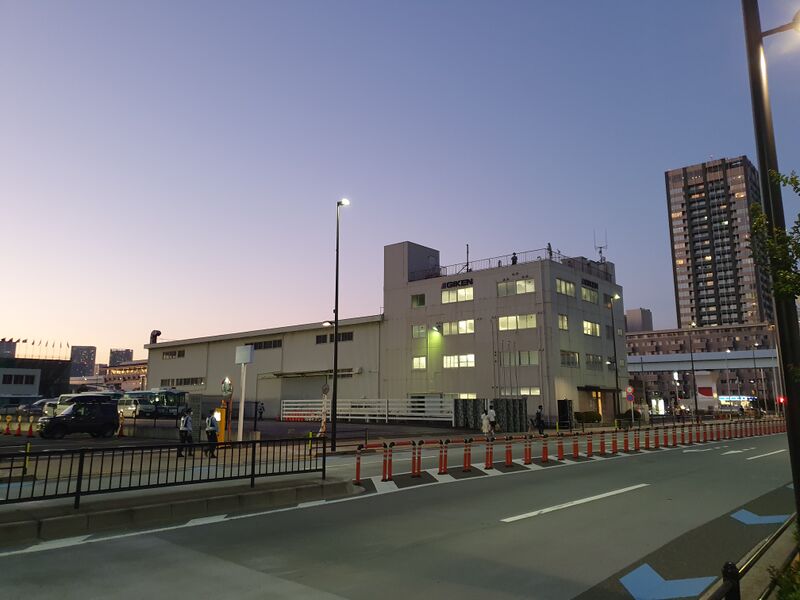 ملف:Tokyo 2020 Olympics in Ariake, police watching on top of industrial building in front of tennis center court.jpg
