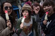 فتيات يتناولن مثلجات على شكل قضيب في مهرجان كانامارا ماتسوري.