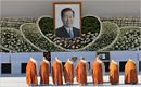 رهبان يصلون صلاة الأحد في جنازة الرئيس الكوري كيم داي-جونگ، كوريا الجنوبية.