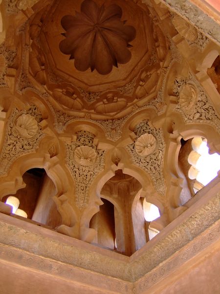 ملف:Almoravids-Koubba-ceiling-Marrakech-ma.jpg